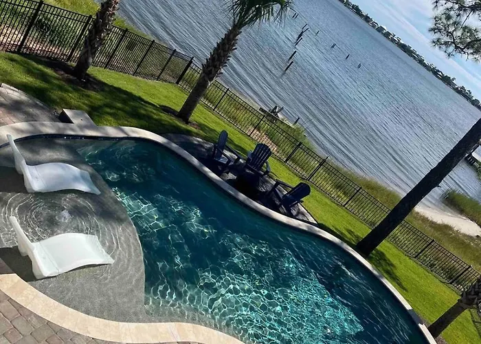 Holiday home Lux Home, Heatd Pool*, Hottub, Firepit, Pier,fence