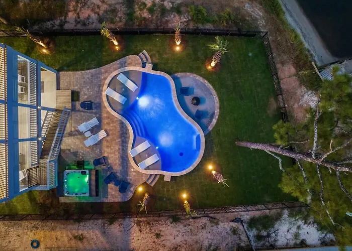 Lux Home, Heatd Pool*, Hottub, Firepit, Pier,fence Holiday home