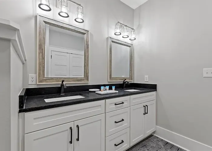 Holiday home Lux Home, Heatd Pool*, Hottub, Firepit, Pier,fence Gulf Shores