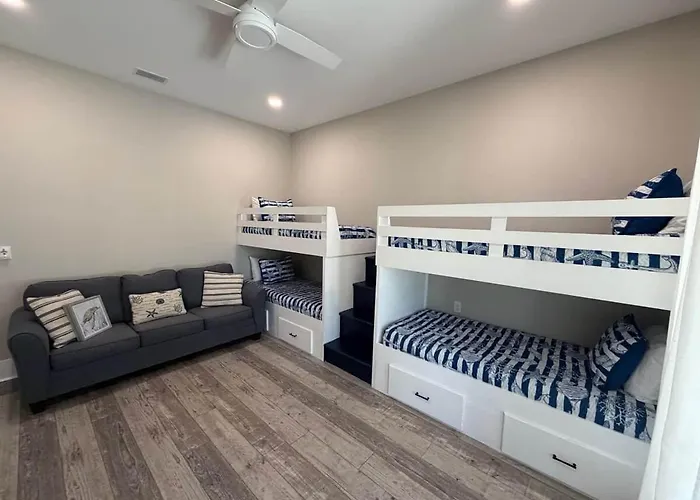 Lux Home, Heatd Pool*, Hottub, Firepit, Pier,fence Holiday home *